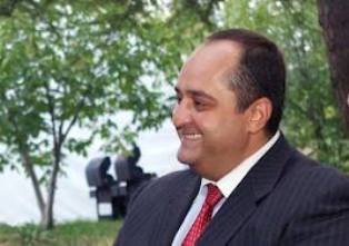 «Իրատես de facto». «Ես  անընդհատ շարժման մեջ եմ, դրա համար եմ սենց մինյատյուրնի»