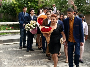 Աշոտյանը՝ Վերջին զանգին Հովիկ Աբրահամյանին ձոնված բանաստեղծության մասին. Քծնանքը