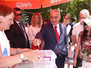 Գալուստ Սահակյանը Մարգարիտ Եսայանին առաջարկեց փոխել մասնագիտությունը (ֆոտո)