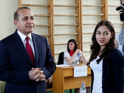 Հովիկ Աբրահամյանը հանդիպել է քննություններ հանձնող դիմորդներին (ֆոտո)