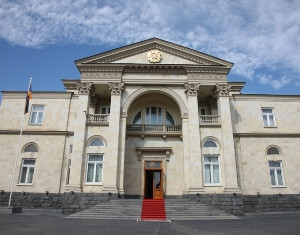 Սերժ Սարգսյանն օրենքներ է ստորագրել