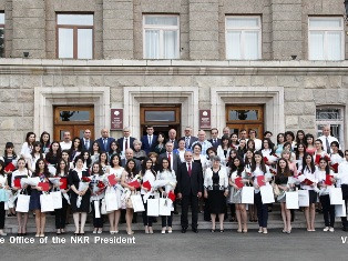 Բակո Սահակյանը Արցախի պետհամալսարանը գերազանցությամբ ավարտած մի խումբ շրջանավարտ