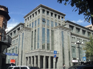 «Հրապարակ». Երեւանցիների սիրելի «Ցումը» վերանորոգում են եւ մաս-մաս անում