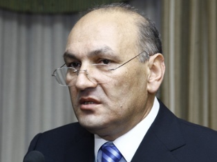 «Հրապարակ». «Սուպերնախարարը» տնտեսում է նախարարների հաշվին