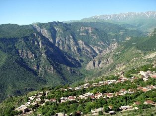 Գորիսում թեկնածու Վաչագան Ադունցի կողմնակիցը ընտրատեղամասում ուղղորդում է ընտրող