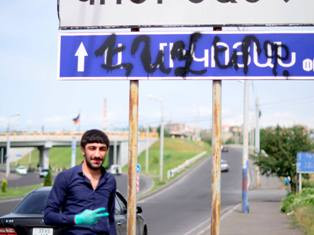Քրեական գործ պետք է հարուցել այդ ապուշ փողոցն ու արձանը նախաձեռնողների դեմ. Նավա