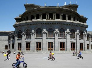 Անակնկալներով լի օր՝ «Զատիկ»-ի սաների համար, Ազատության հրապարակում