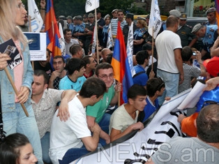 «ԴԵՄ ԵՄ» -ի ակտիվիստները նստեցին Աբովյան փողոցում