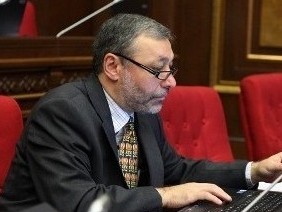 Ալեքսանդր Արզումանյանը Կիսելյովի խոսքերը շան հաչոց անվանեց. բուռն բանավեճ ԱԺ-ում