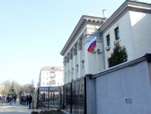 Ոստիկանությունը չի խոչընդոտում Կիեւում ՌԴ դեսպանատան վրա գրոհած անձնանց