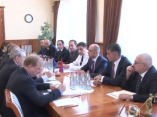ԵԽԽՎ համազեկուցողները Արթուր Օսիկյանին հարցրել են ոստիկան-ակտիվիստ փոխհարաբերութ