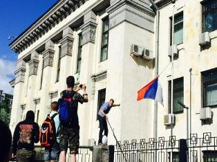 Մոսկվայում Ուկրաինայի դեսպանատան վրա ձվեր ու զուգարանի թուղթ են նետել