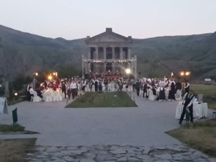 No Comment. ԿԲ-ի քեֆ-ուրախությունը Գառնու տաճարում