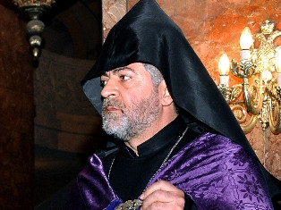 Արքեպիսկոպոս Նավասարդ Կճոյանը «վատ է վերաբերվում» Գառնիի եւ Զվարթնոցի «փարթիների