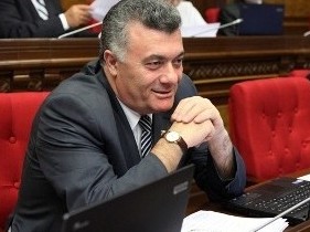 Հարգելի մեծամասնություն, դուք քաղաքական ակապելլա եք դարձել, եւ առանձին կեղծ նոտա