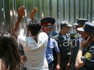 Քաղաքացիներն ամբողջ ուժով հարվածում են Աֆրիկյանների տան պատնեշին. ոստիկանները նր