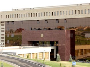 «Հրապարակ». ՊՆ-ն գաղտնի է պահում զոհված զինծառայողների ընտանիքներին տրվող գումար