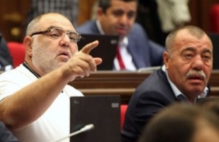 «Հրապարակ». Էջմիածնում գեներալների ազգականների մասնակցությամբ կրակոցների թեման փ