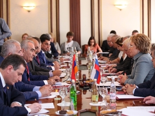 «Հրապարակ». Գալուստ Սահակյանի եւ Վովա Գասպարյանի դեմարշները ռուս պաշտոնյաների դե