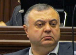 «Իրատես de facto». «Առյուծ է պահում, լավ է անում, սիրում է այդ կենդանուն, պահում