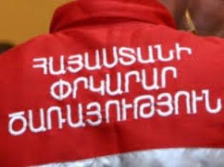 «Պատանի հանդիսատեսի թատրոնի» տանիքի երկաթյա թիթեղը քամուց թուլացել եւ կախվել է
