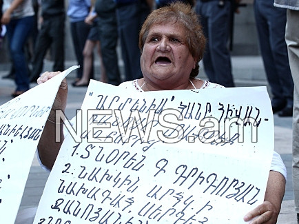 65-ամյա կինը նստել է կառավարության շենքի առջեւ (ֆոտո)