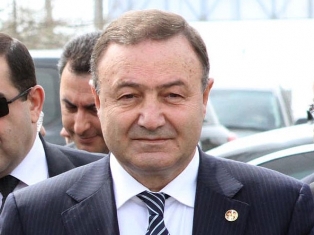 «Հրապարակ». Արմավիրի ու Արագածոտնի մարզպետերը պնդացրել են իրենց դիրքերը