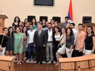 Արցախի խորհրդարանի նախագահն ընդունել է սփյուռքահայ երիտասարդների