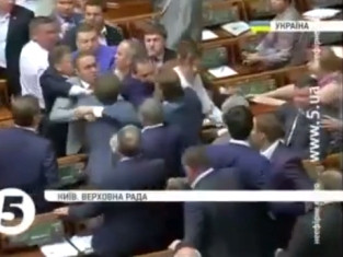 Ուկրաինացի պատգամավորները դահլիճից հրելով հեռացրել են կոմունիստների առաջնորդին