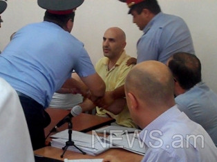 «Բանդայի գործով» ամբաստանյալը դատարանում կտրեց դաստակի երակը