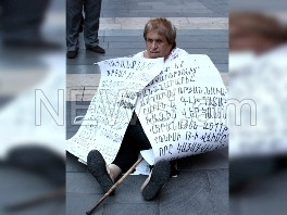 65-ամյա  տիկին Նինան սպառնում է  ինքնահրկիզվել