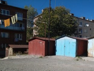 Ծառն ընկել է ավտոտնակների վրա