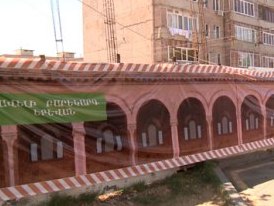 Քաղաքացիներին ստիպում են 80 հազար դրամով գնել «Ավելի բարեկարգ Երեւան» պաստառը