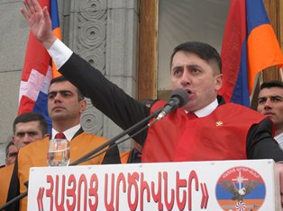 «Ժողովուրդ». Խաչիկ Ասրյանին մարզպետ չեն նշանակի, բայց կենացը խմել են