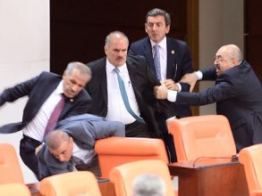 Թուրքիայի խորհրդարանում արյունոտ ծեծկռտուք է տեղի ունեցել