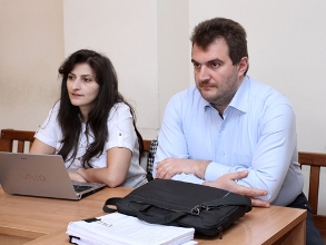 Արգիշտի Կիվիրյանի գործով տուժողը դատախազի հետ հեռացավ դատարանից