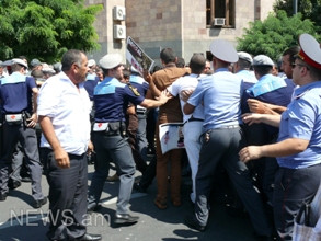 Քաշքշոց կառավարության շենքի մոտ. եզդիները փակեցին Տիգրան Մեծ պողոտան (ֆոտո)