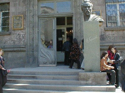ԵՊԼՀ-ում ռեկտորի պահանջով դիմում են գրում եւ խնդրում աշխատավարձն իջեցնել 60%-ով