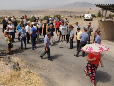 Կարծես՝ սպանված կենդանու, դիակի հոտ լինի. Նուռնուսի բնակիչները բողոքում են