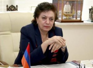 Սփյուռքի նախարարը Սյուզի Կենտիկյանին «Անմոռուկ» է նվիրել