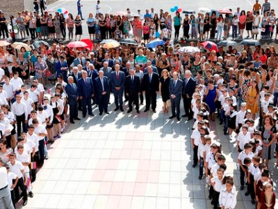 Քաղաքաշինության նախարարը՝ նորակառույց եւ հիմնանորոգված դպրոցների բացմանը (ֆոտո)