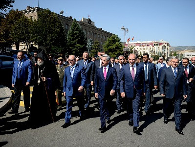 Սերժ Սարգսյանը հանդիսավոր քայլերթով այցելել է Ստեփանակերտի հուշահամալիր (ֆոտո)