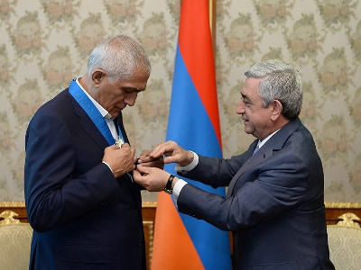 Սերժ Սարգսյանը պարգեւատրել է բարերարին (ֆոտո)