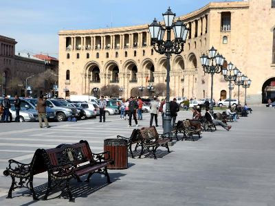 Երեւանում այս տարի տեղադրվել է 500 նստարան, 372 աղբաման, 127 եկկողմանի աղբաման