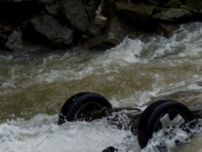 Մեքենան ընկել է ջրատարը