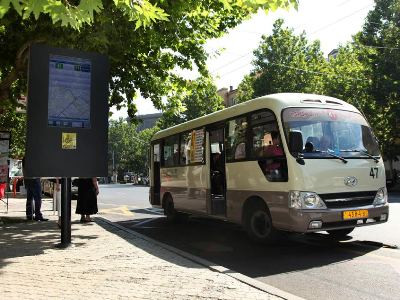 Երեւանի կանգառներում ռետինե ուղղորդիչներ են տեղադրում