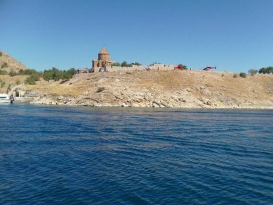 Հայ եւ օտարերկրացի տուրիստներն Աղթամարում (տեսանյութ)