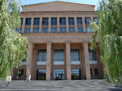 Սերժ Սարգսյանը շնորհավորել է ԵՊՀ պատմության եւ հայ բանասիրության ֆակուլտետներին