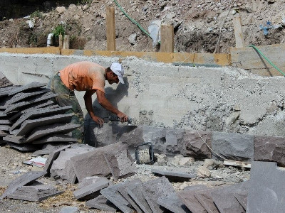 Երեւանում հիմնանորոգվում է 12 հենապատ