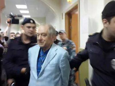 «Բեսպրեդել է». Լեւոն Հայրապետյանը ներկա է դատական նիստին (ֆոտո)